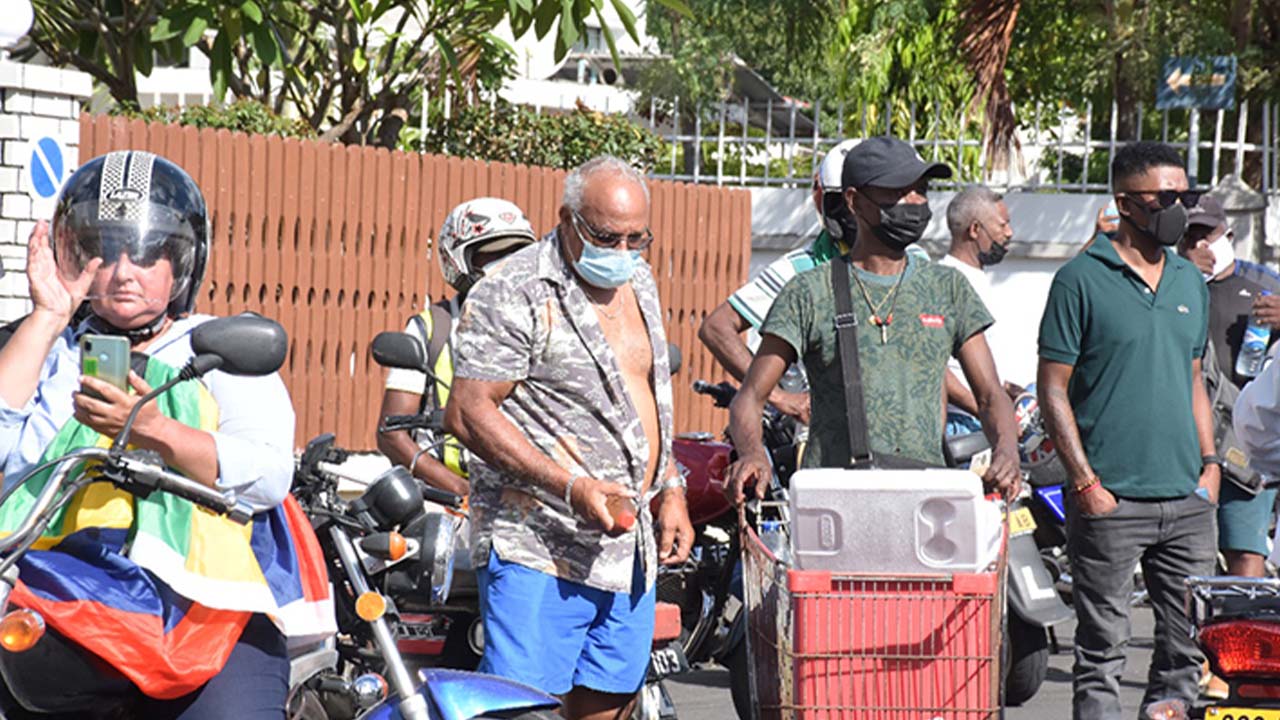 Pour étancher la soif des participants dans la chaleur étouffante, un marchand vendait du jus glacé dans une glacière placée dans un caddie. 