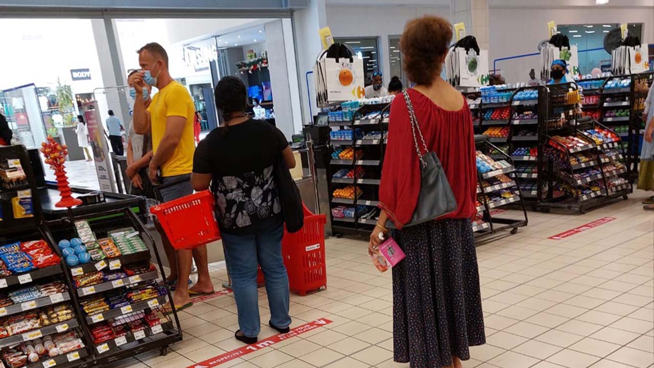 La distanciation physique dans les supermarchés permet de briser la chaîne de transmission du virus.