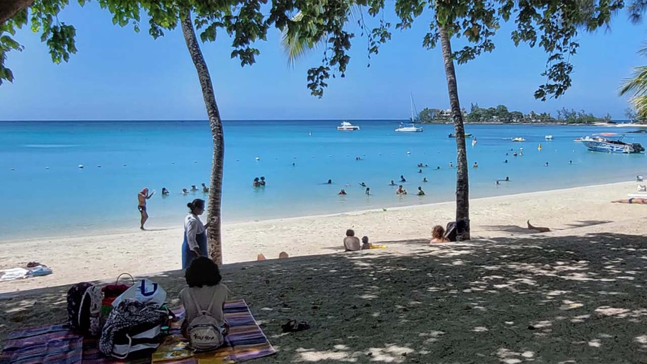 Si certaines personnes affluent dans les centres commerciaux pour les achats, d’autres préfèrent de passer du temps à la plage. 