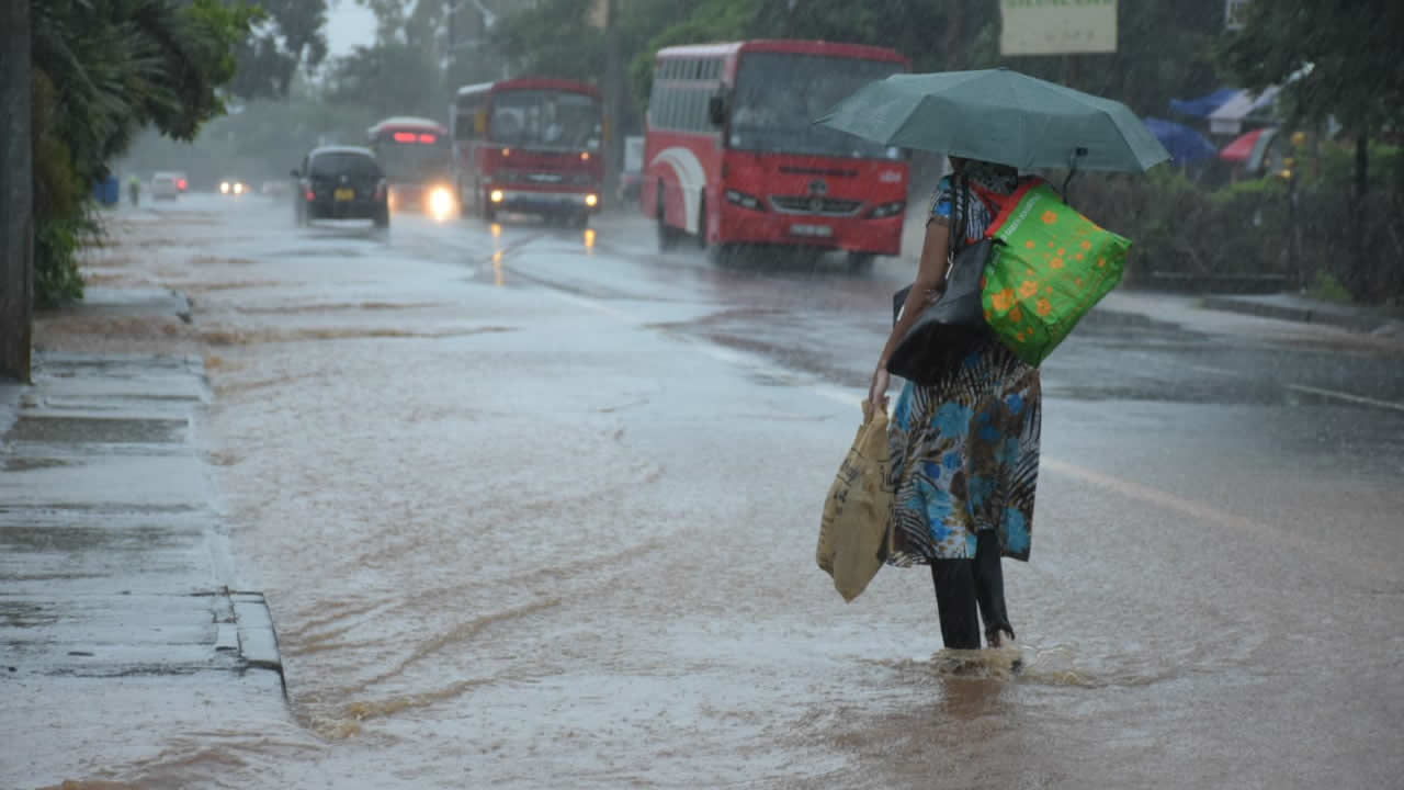 Les eaux rendent la route impraticable.