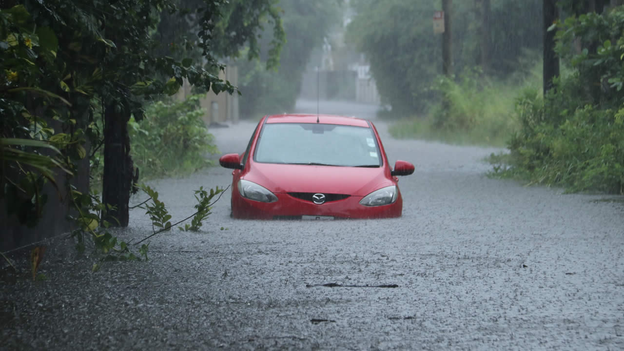 à Péreybère, à l'Impasse Jolicoeur,  une voiture est prisonnière des eaux.