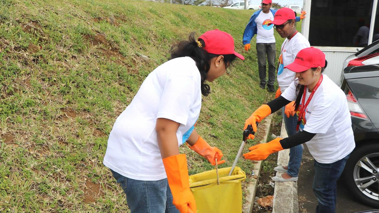 Emtel a organisé jeudi un Clean-Up à Ébène.