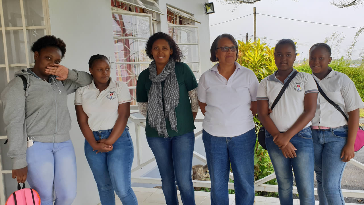 Au centre Marie et Lilette, responsable d’Un abri pour elles entourées des filles de Medco