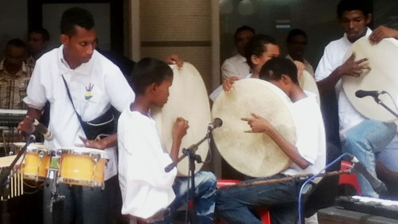 Navissen joue de multiples instruments à percussion.