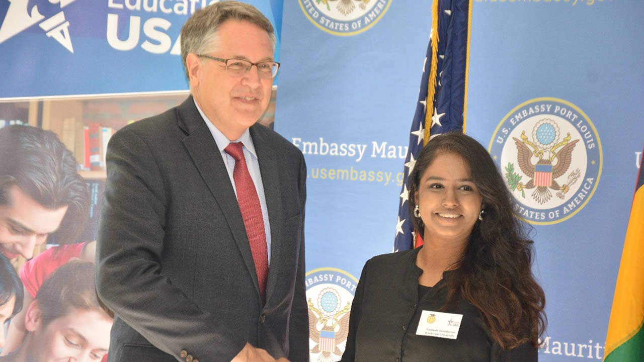 Nadiya Jaunbocus en compagnie de l’ambassadeur américain à Maurice,  David Reimer.