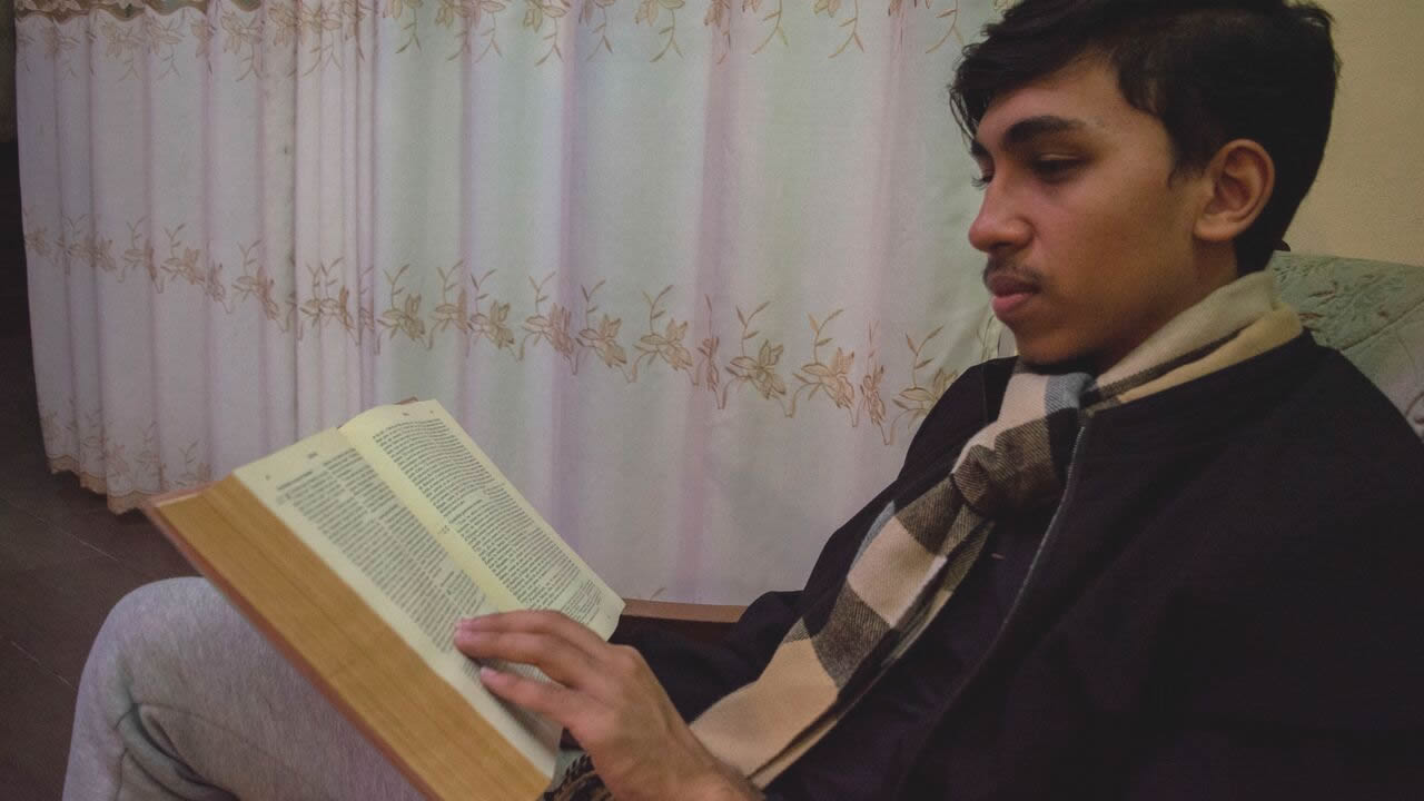 Samuel dit qu’il a pris sa Bible pour la lire régulièrement, car il se posait beaucoup de questions.