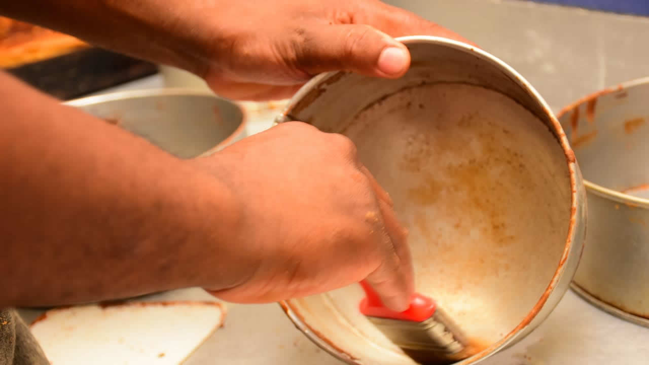 Le moule est préparé pour accueillir la pâte pour la cuisson.