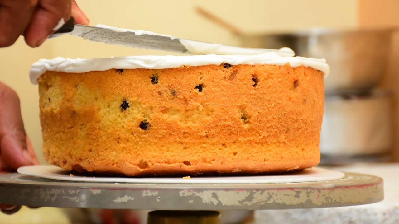 Si la cuisson d’un gâteau était un chantier de construction, on commencerait par compléter la toiture avant de passer aux murs…