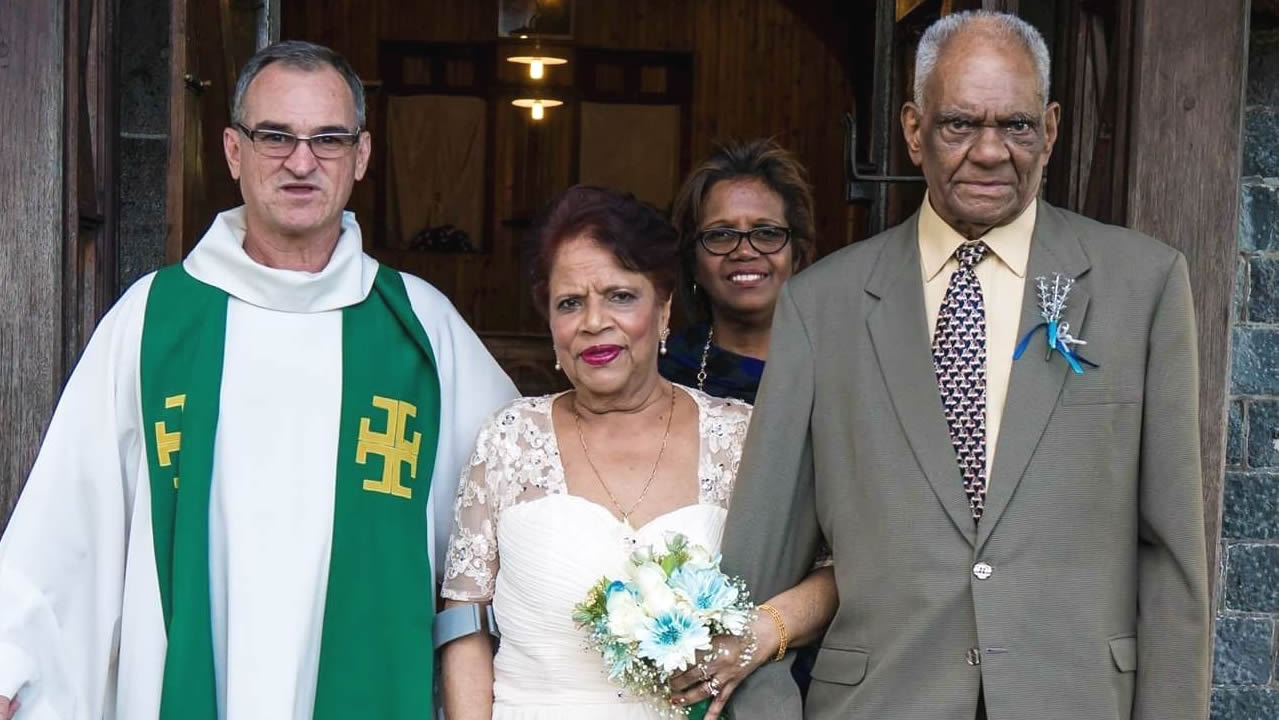 Le couple Arayo en compagnie du père Pierre Piat.