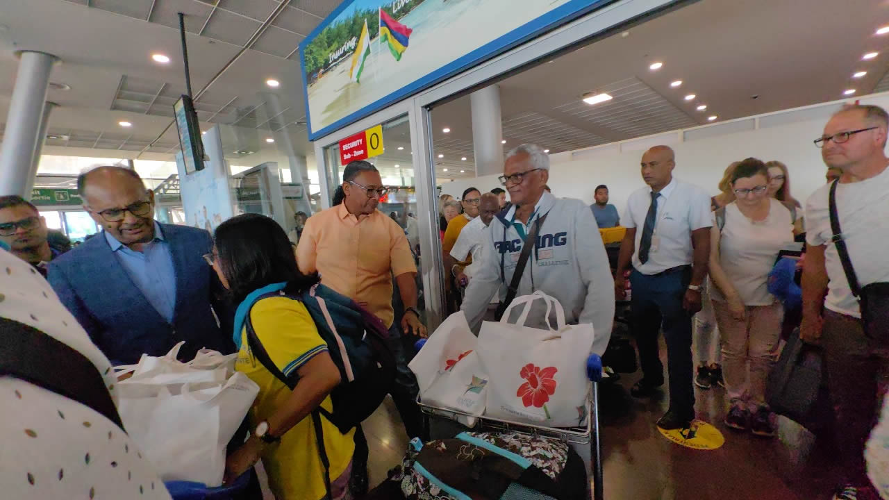 Les ministres Alan Ganoo et Stephan Toussaint étaient présents à l’aéroport de Plaisance.