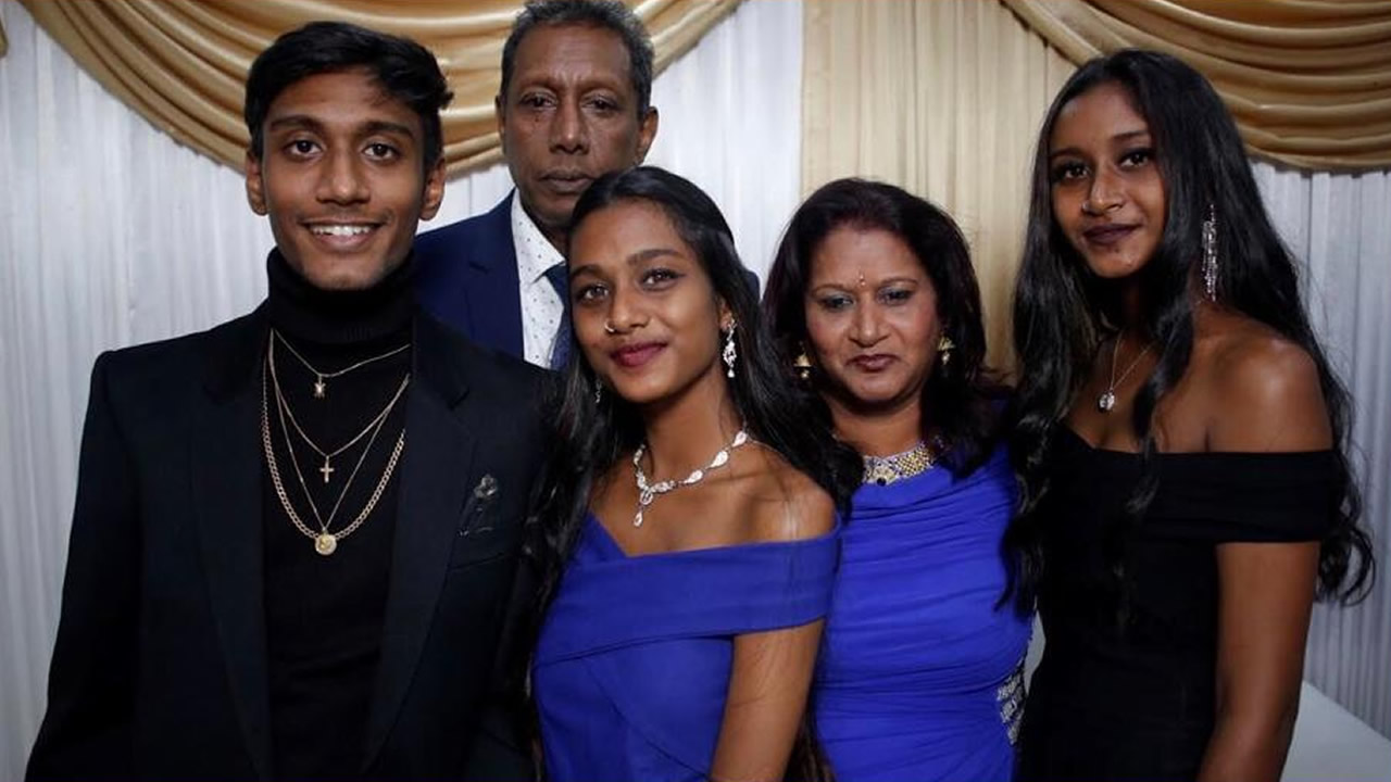 Les triplés en compagnie de leurs parents Krishna et Lawrence.