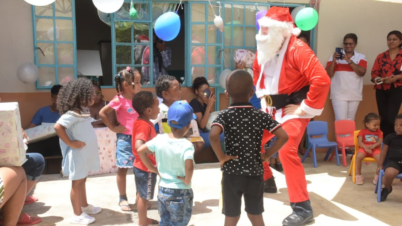 Le Père Noël a fait le bonheur des enfants.