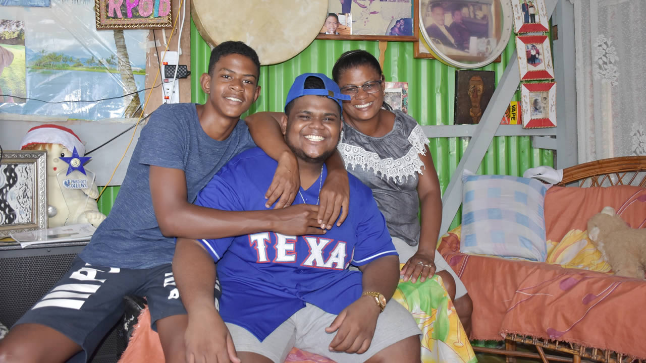 Bigg Frankii avec sa maman Dolly et son frère Winsley, 15 ans.