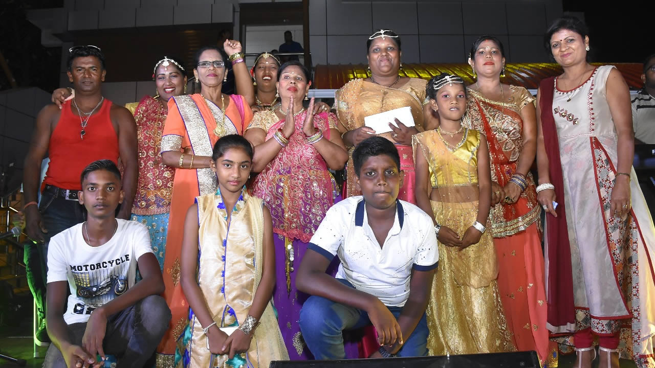 Les gagnants des deux catégories posant pour  une photo souvenir : Kavita Geet Gawai Bhojpuri Group et Bindya Hanadou.