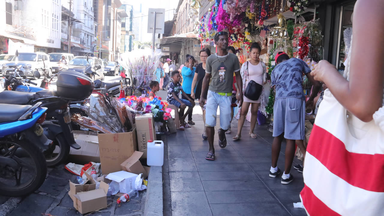 Des trottoirs obstrués à Port-Louis