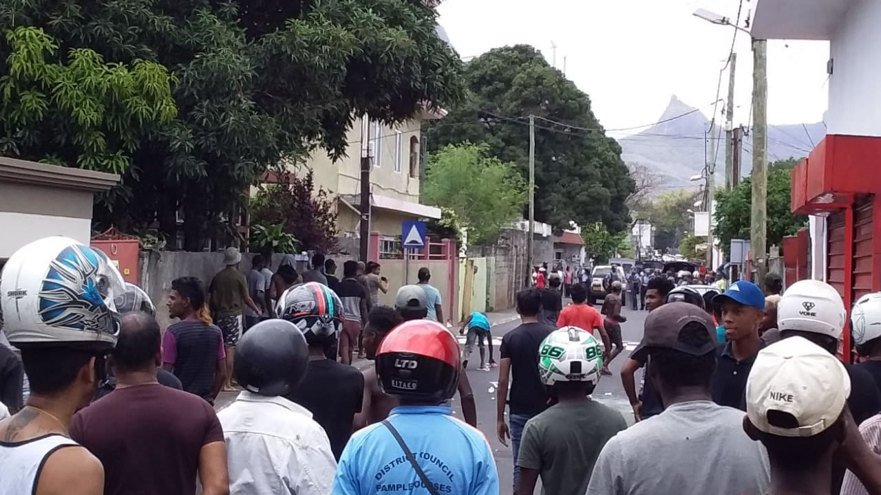 Une petite foule s’est rassemblée à la rue Cocoterie pour voir ce qui se passait.