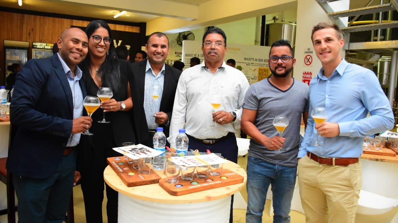 Vicky Thummiah, Stéphanie Fleur D’épine, Kevin Narainsamy (les trois Sales Representatives d’Oxenham), Clency  De Bellaire (Senior Sales d’Oxenham), Christopher Chadee (Sales Representative à Rodrigues) et Gregory Oxenham (Sales Manager).