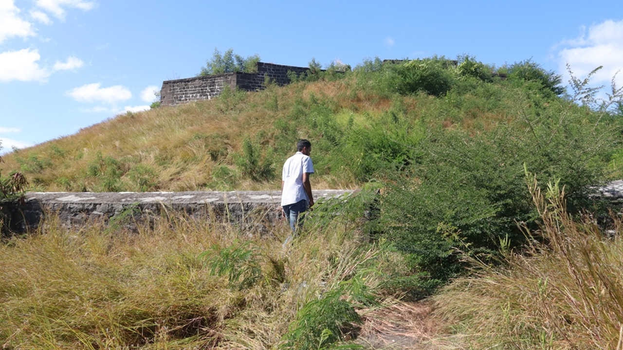 Le Donjon était armé de trois canons et entouré de trois parapets avec une muraille défensive de 1m40 de haut et de 2m04 de large.