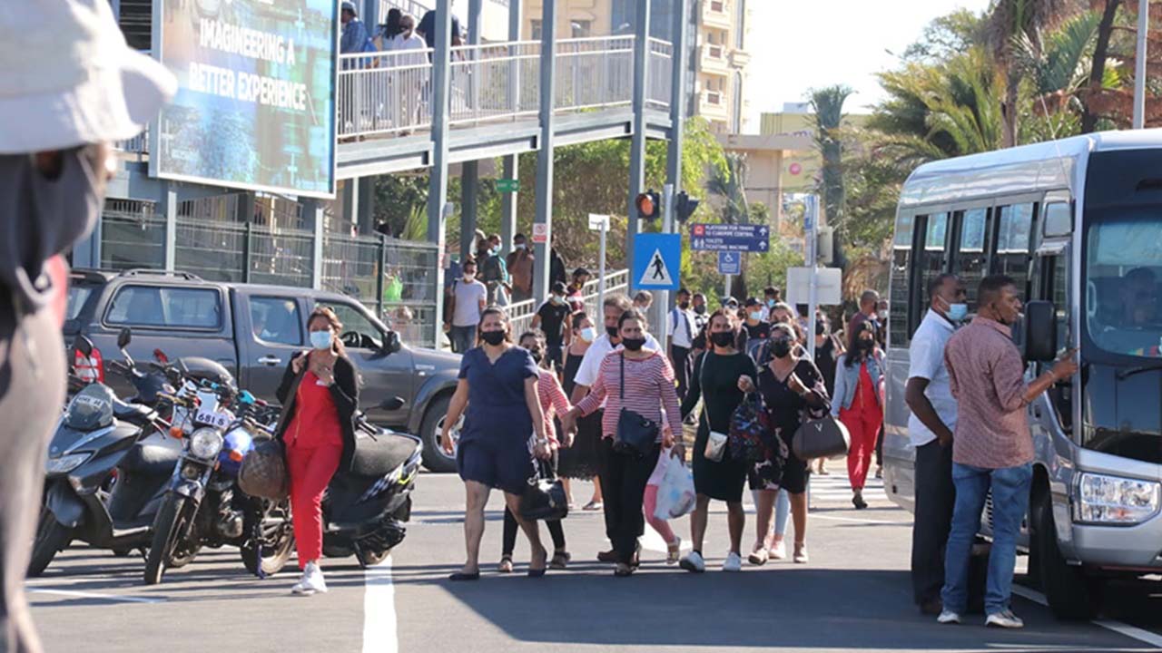 À la station de métro de Victoria, à Port-Louis, l’indiscipline des Mauriciens est visible. Malgré la hausse des cas de Covid-19, en moyenne 150 par jour depuis un mois, les gestes barrières ne sont pas appliqués.  