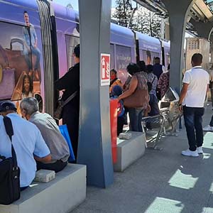 À la station métro de Quatre-Bornes, les gestes barrières sont négligés. 