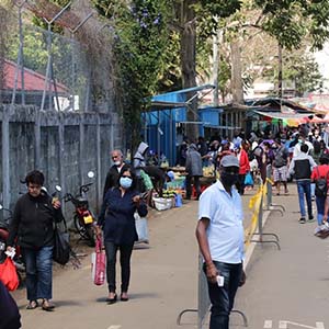 Prise de température à l’entrée du marché de Vacoas. 