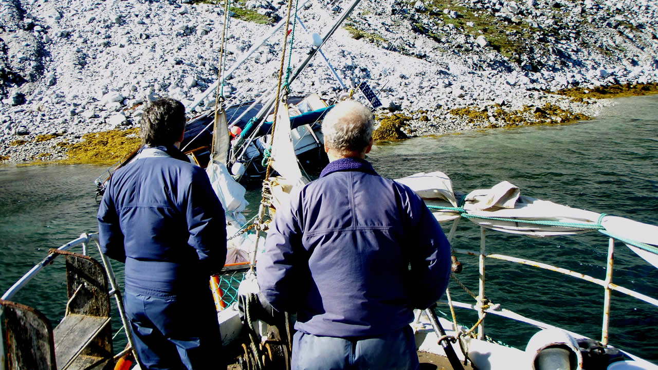 The former owners brought by their old boat Sila to their  sunken ship between tides.