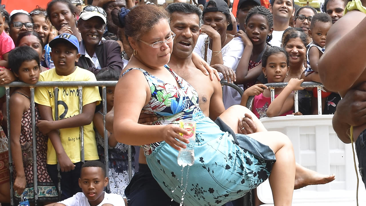 Ce jeude couple courant avec un verre d’eau a fait bien rire.