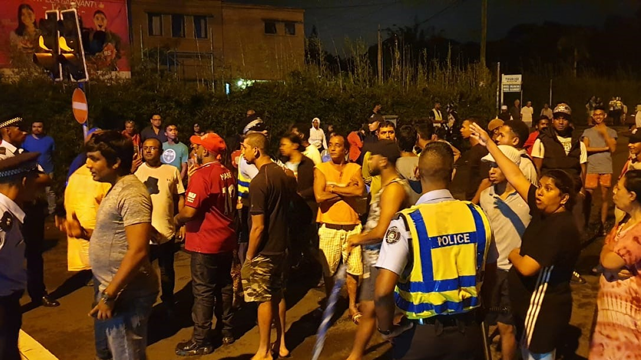 La tension était palpable dans certains quartiers de Curepipe samedi soir.