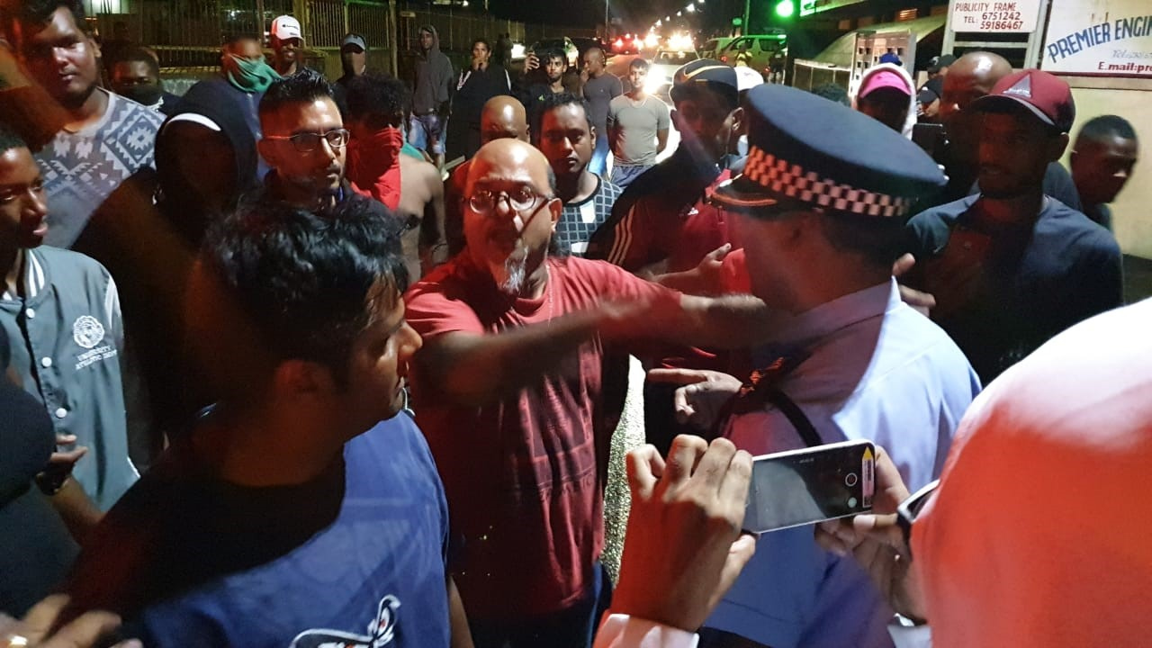 Ashok Subron parlementant avec les policiers.