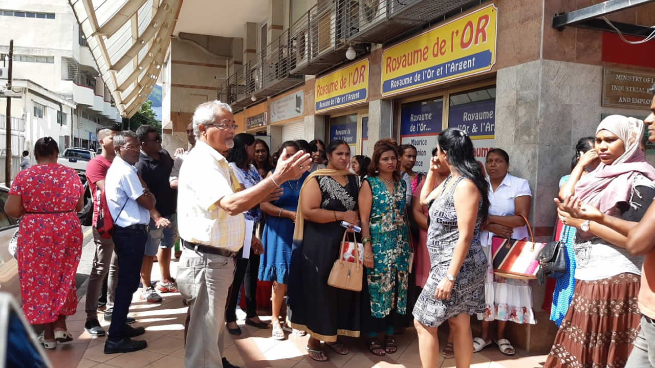 Des ex-employés de l'usine devant le siège du ministère du Travail à Port-Louis.