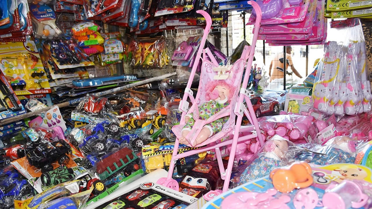 Les jouets ne manquent pas à la foire de la gare de Victoria.