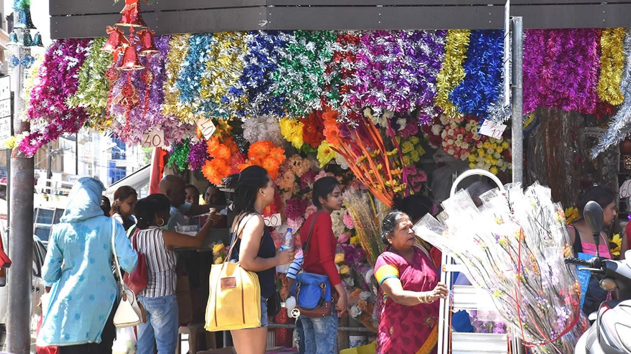 La rue Bourbon accueille les visiteurs de toutes les régions de l’île. 