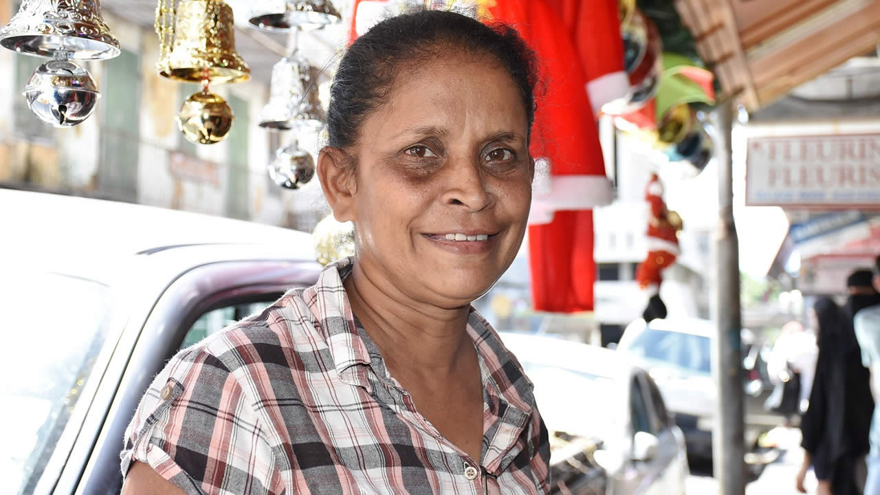 Joyce effectue ses derniers achats de décoration de Noël.