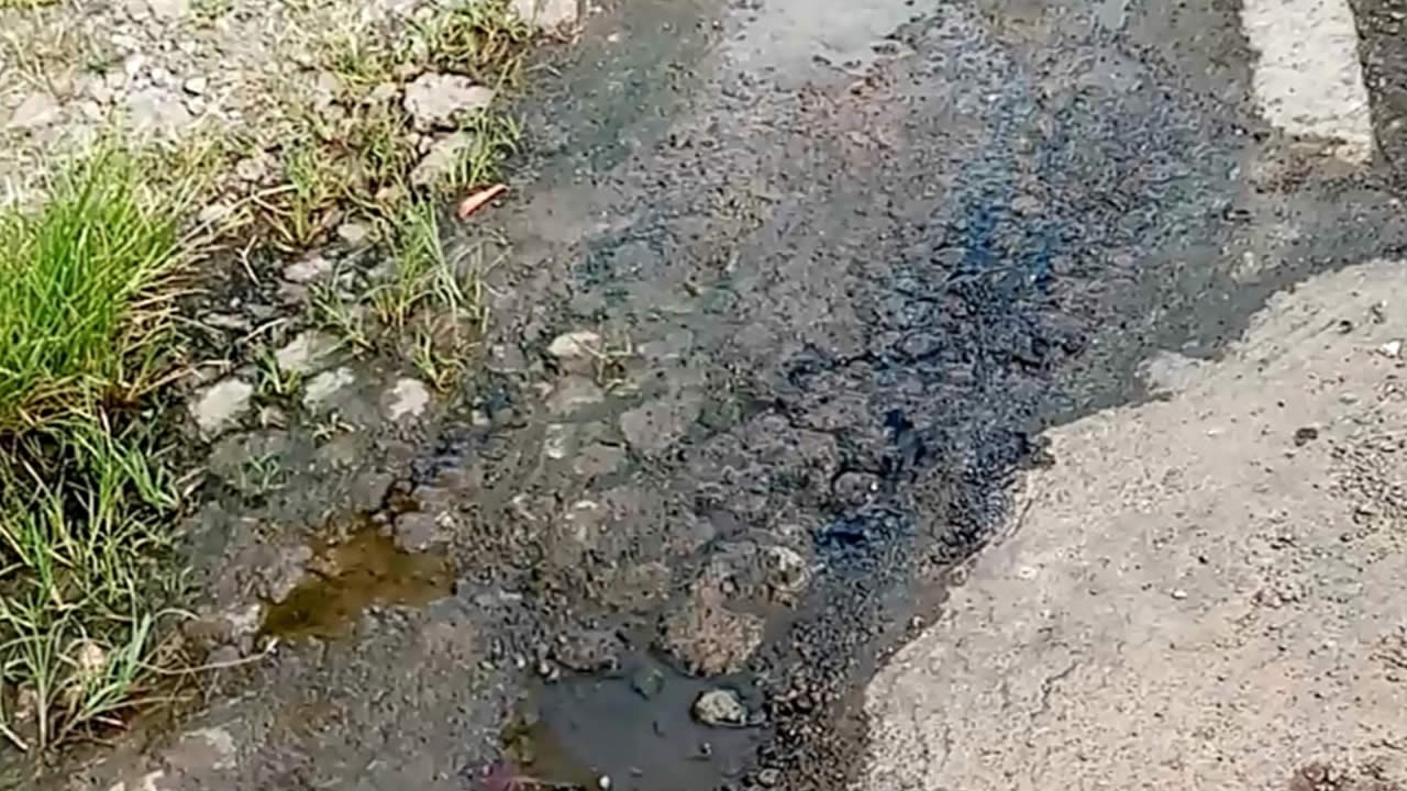 L’eau usée coule le long de l’avenue Perruche 1 à Pailles.