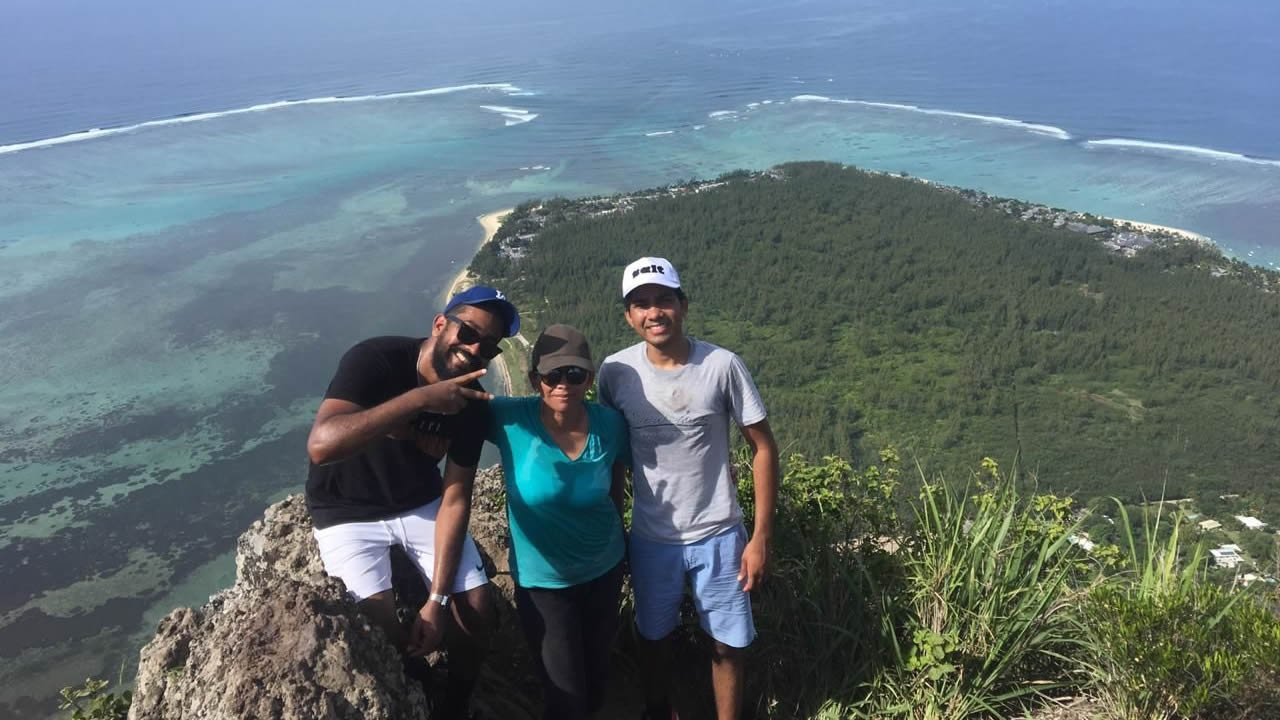 Hashmi et Juneid entourant leur mère Aisha en haut du Morne lors des dernières vacances.