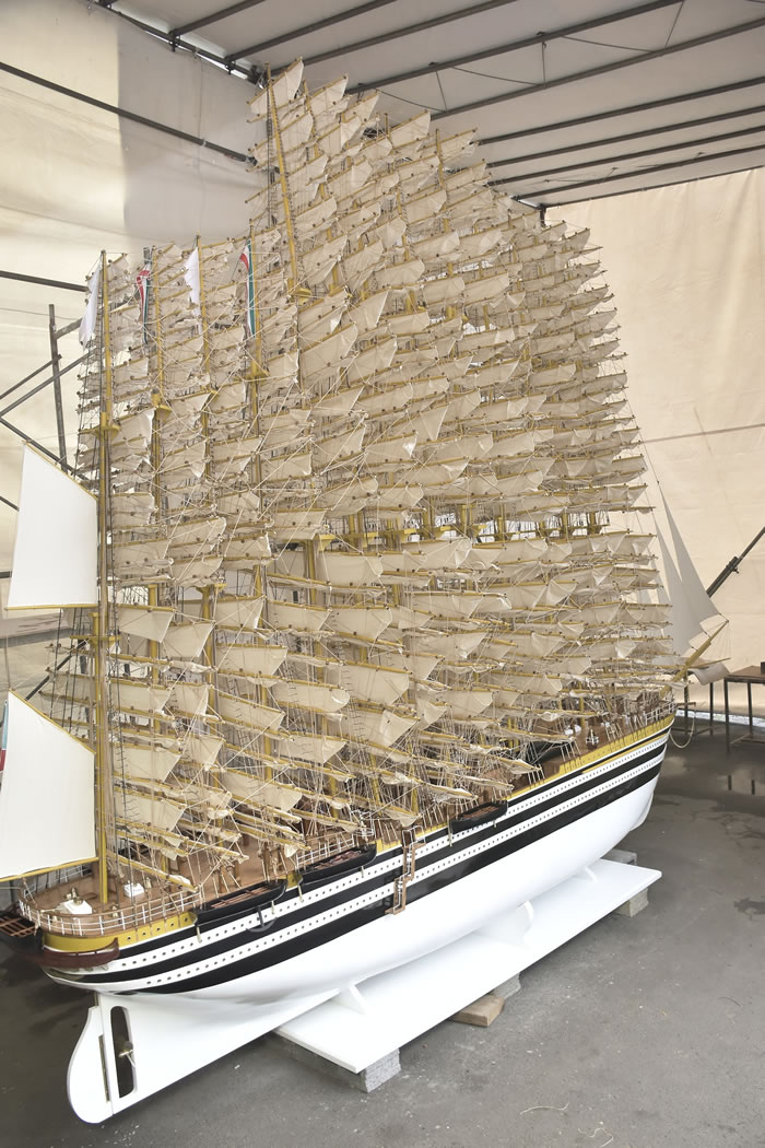 La maquette compte  400 voiles.