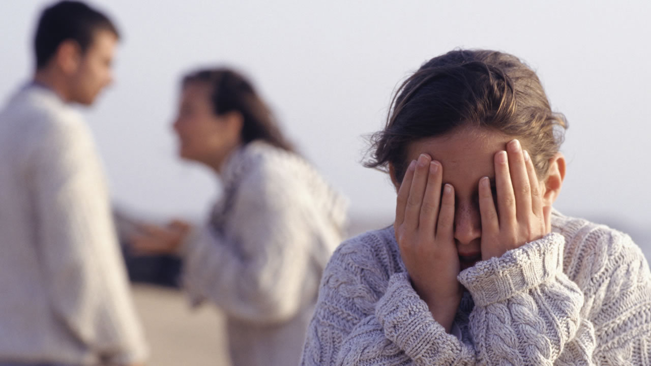 Il est important que les parents évitent de se déchirer et d’avoir des échanges violents devant l’enfant.