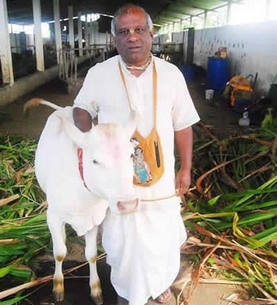 Le recteur se tient aux côtés de Saraswati Mata (nom de la déesse de l’intelligence).