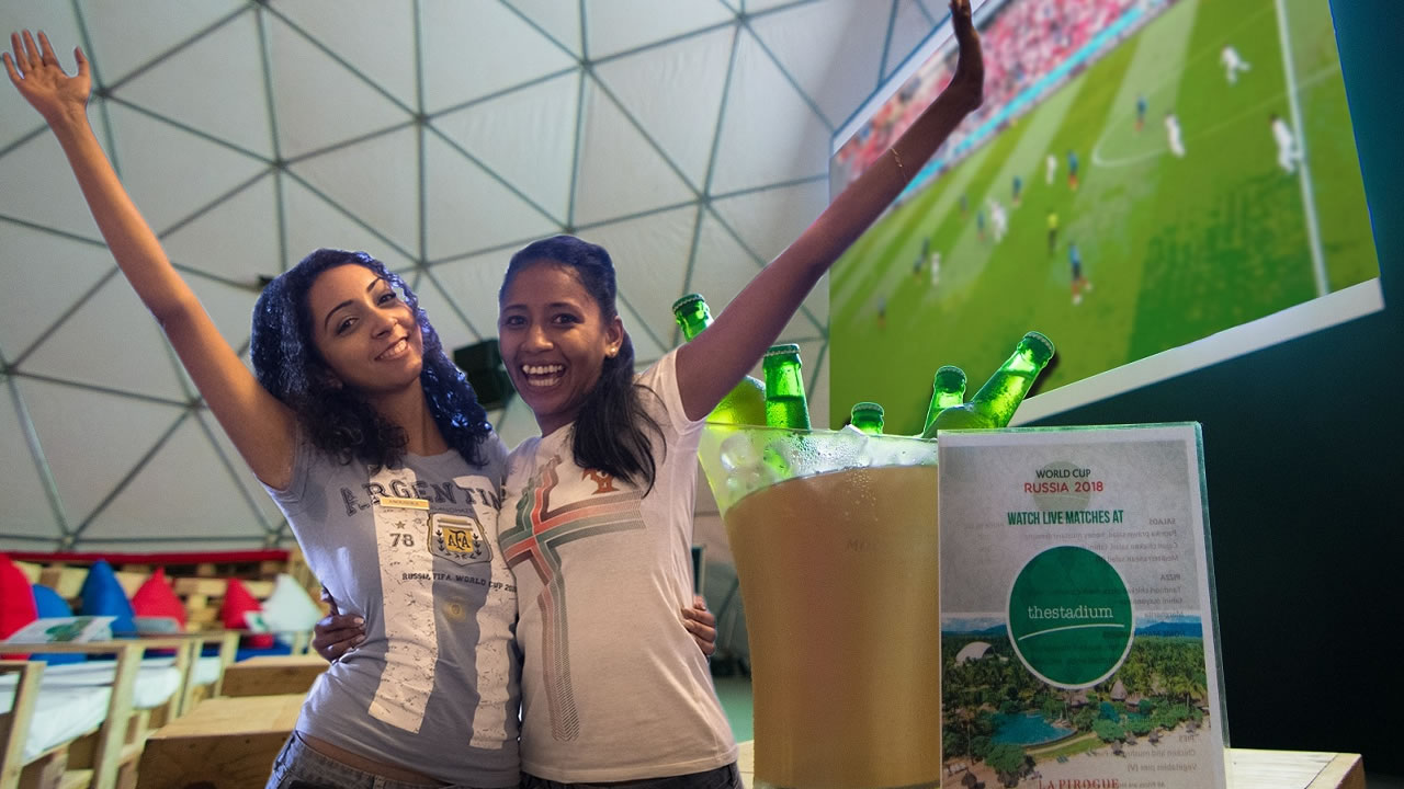 Des professionnels, des touristes et des résidents de l’hôtel La Pirogue assistent aux matchs dans un dôme converti en The Stadium.