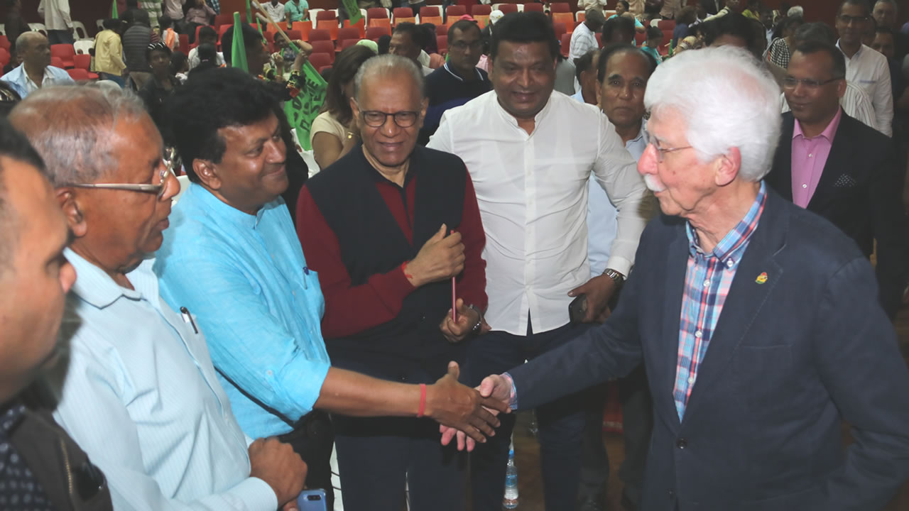 Les grandes retrouvailles entre Pradeep Jeeha  et son ancien leader, Paul Bérenger.