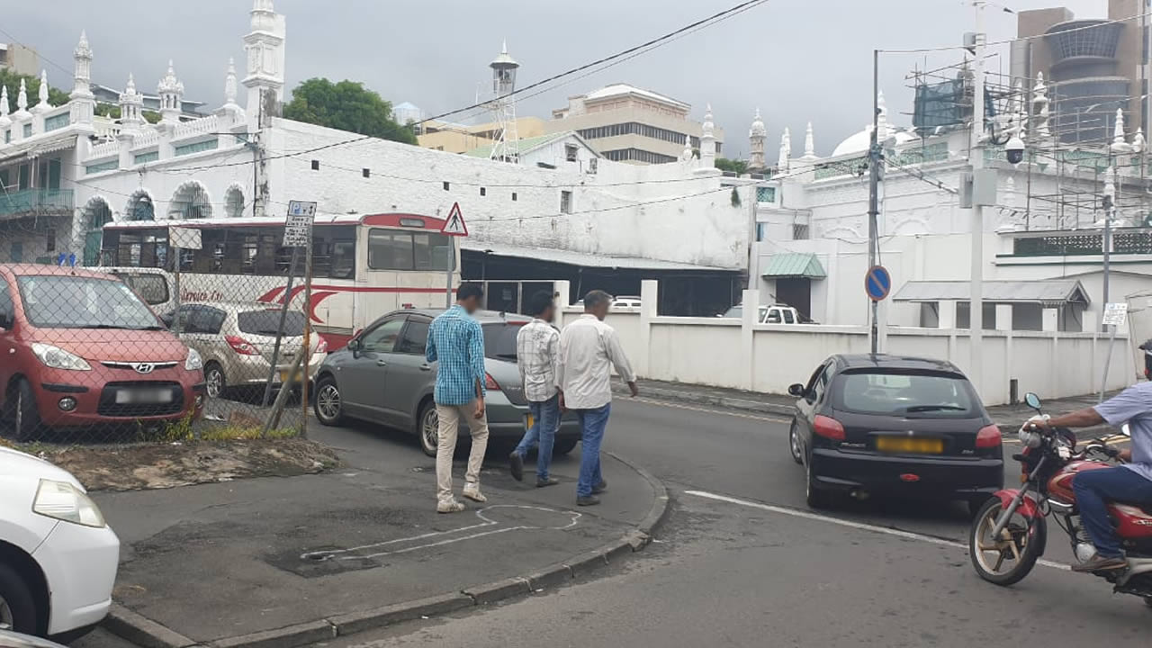 Le lieu de l'accident à la rue Joseph Riviere, Port-Louis.