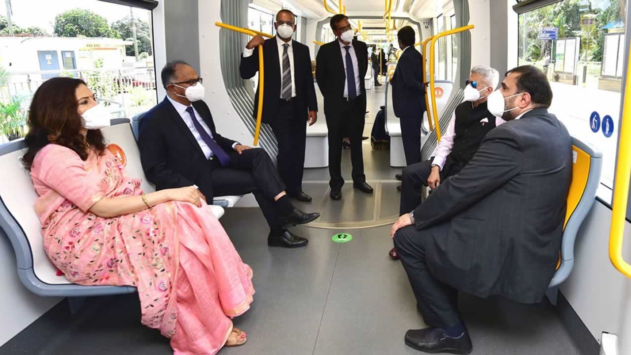 Subrahmanyam Jaishankar  à bord du Metro Express