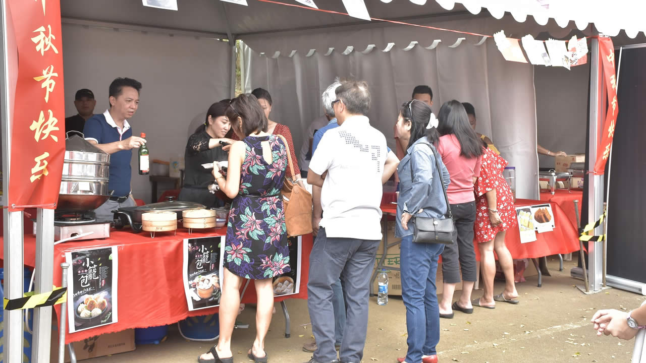 Des exposants préparent les aliments sur place.