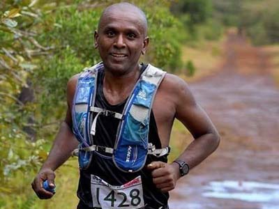 Sameer Moos entraîne un groupe de coureurs de fond.