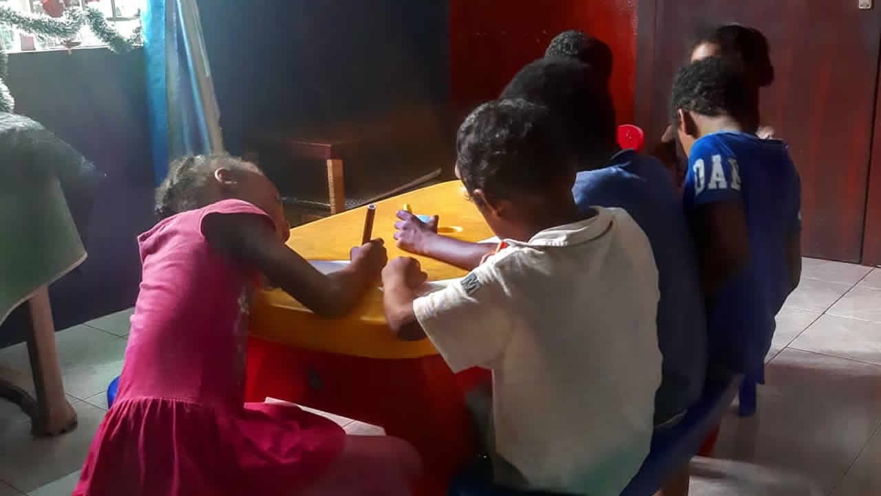 Les enfants du Shelter écrivent leur lettre de demande pour Noël.