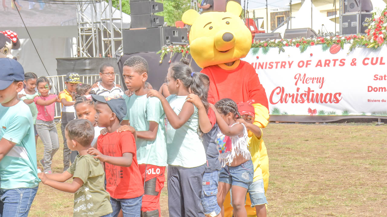 Les enfants faisant la chenille.