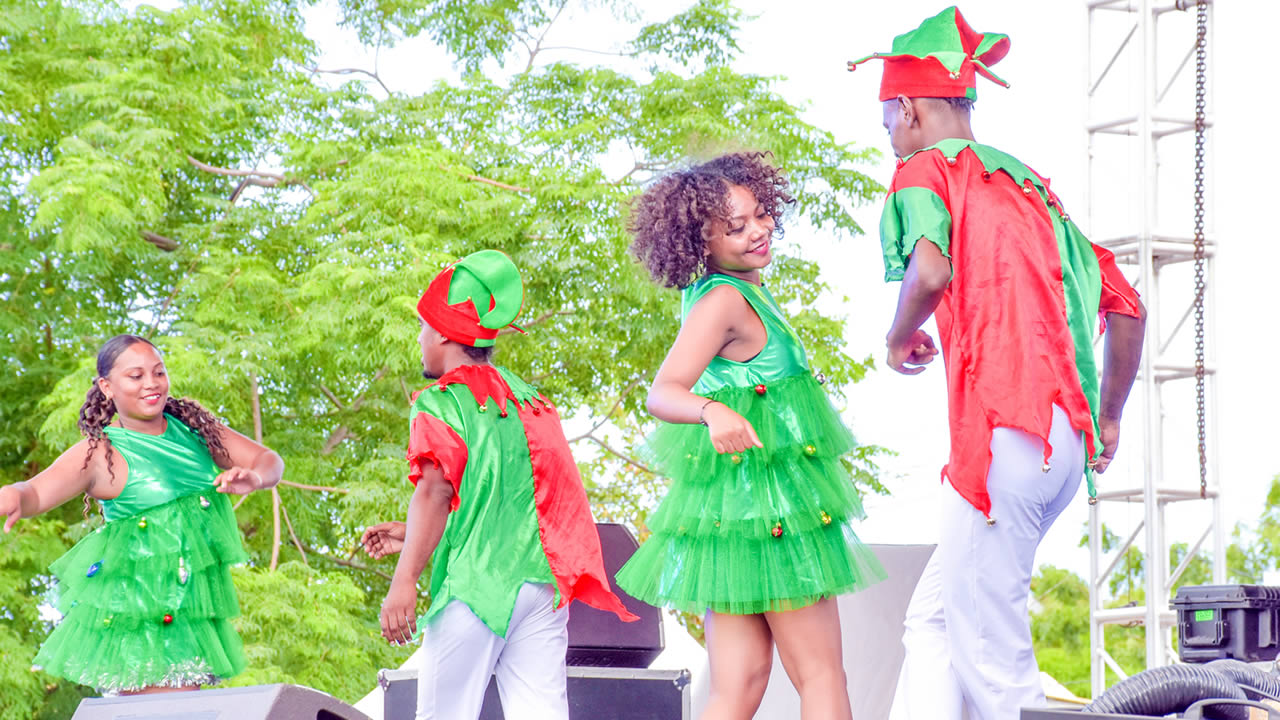 Des danses pour célébrer Noël comme il se doit.