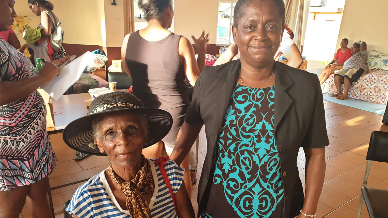 Grand-mère Julie Carpanen, 80 ans, et sa fille Sonia Carpanen.