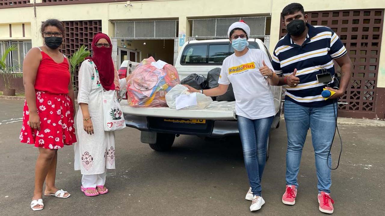 Caroline Djillali-Narrainen et Jo Coopoosamy ont remis des présents à Rashida Imrit Emmambux, la présidente de l’ONG AFSA (Association Féminine Pour Saisir L’Avenir). Les cadeaux sont destinés à 45 garçons du Foyer Père Laval à la Route Nicolay, Port-Louis.