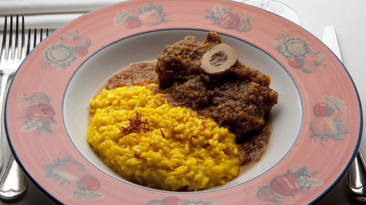 La spécialité du restaurant est le risotto milanese.